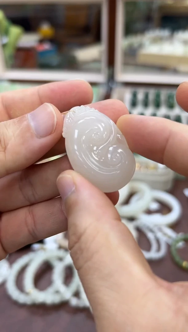 颈饰未镶嵌和田玉如意