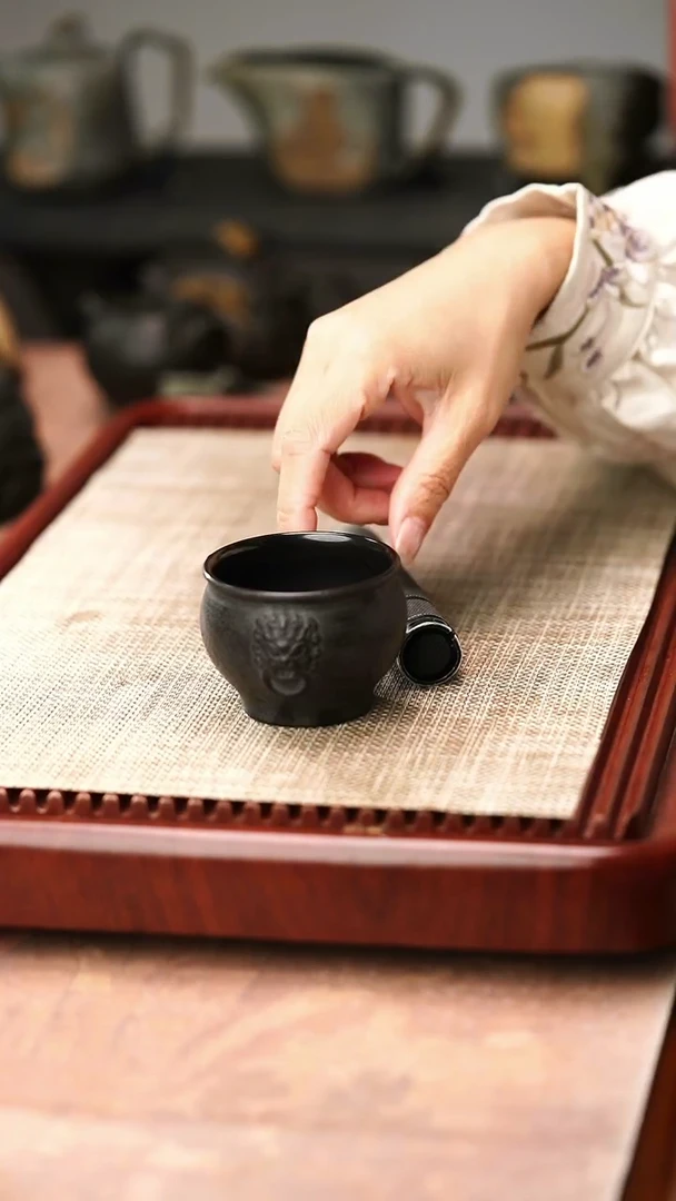 归玉堂冰碛岩重工雕刻双面虎头杯