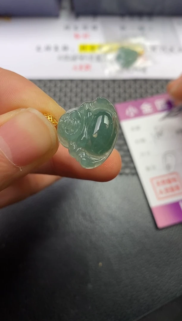 颈饰18K金镶嵌翡翠山**秀挂件