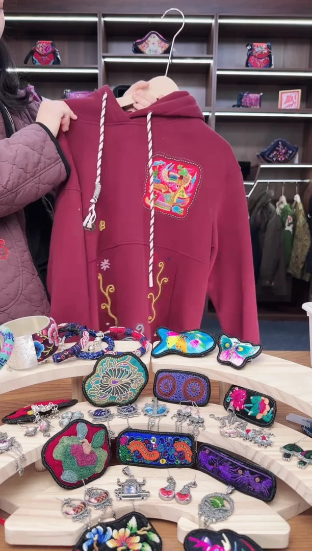 织绣33蒙阿苏苗绣传承店