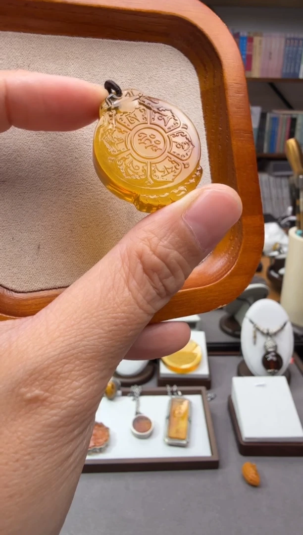 未镶嵌颈饰琥珀简*啊六字真言吊坠