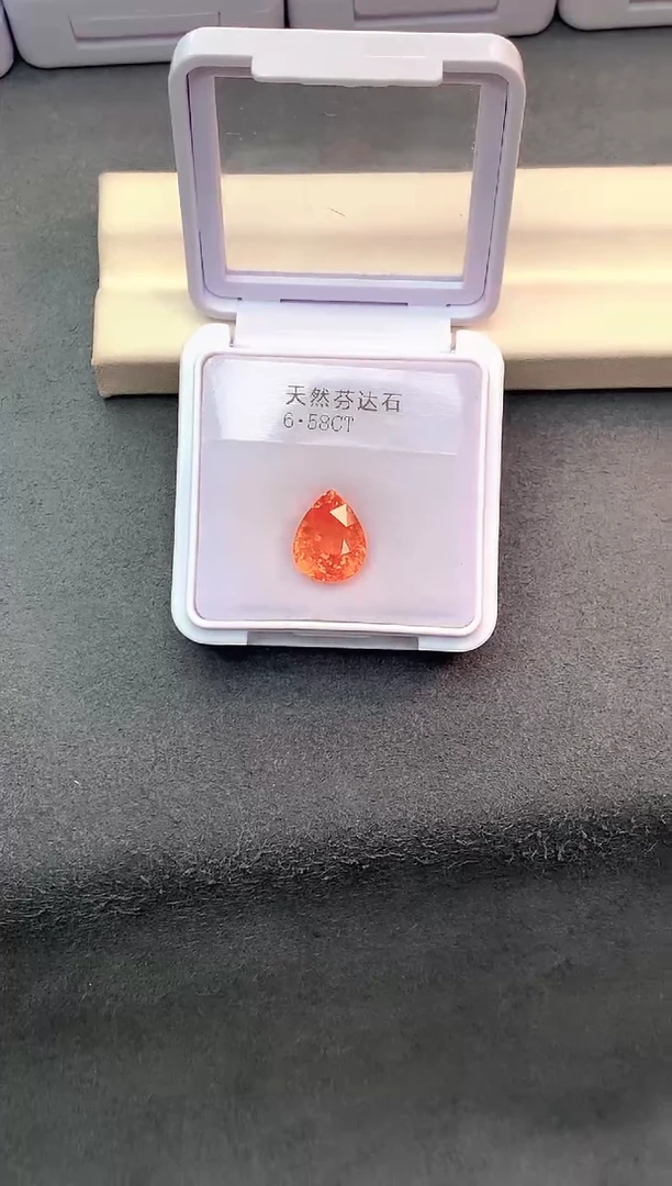 未镶嵌耳饰石榴石（芬达石）6.58克拉
