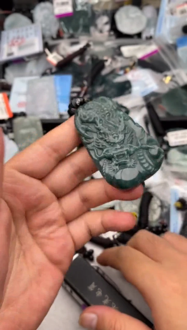 翡翠未镶嵌颈饰多样性发其一
