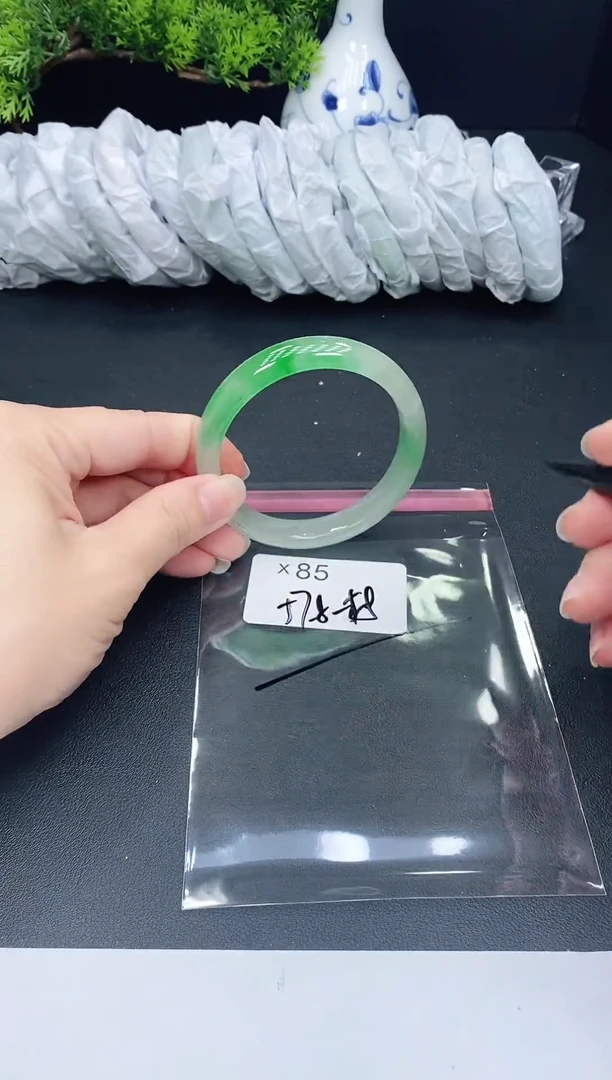 未镶嵌手镯翡翠85