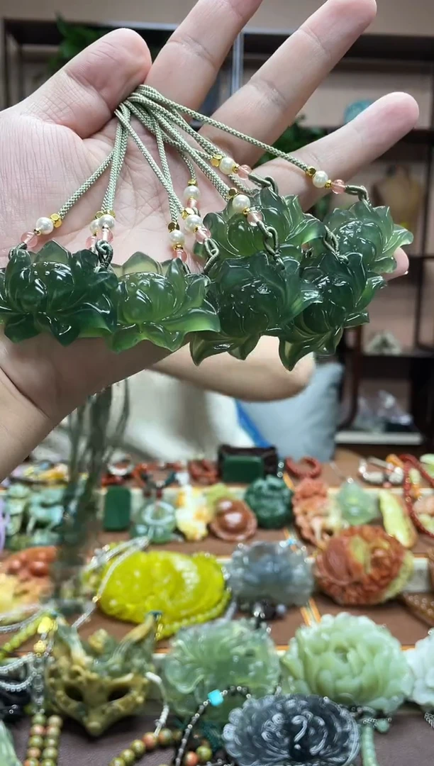 未镶嵌岫玉颈饰多样性发货发其中之一