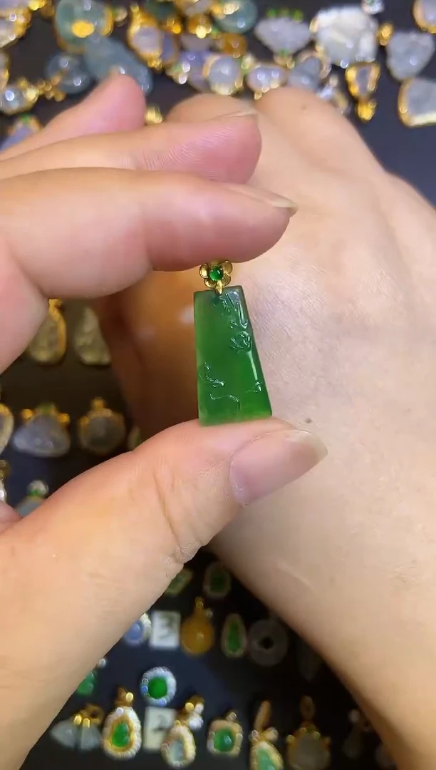 吊坠(不含链)18K金镶嵌翡翠1