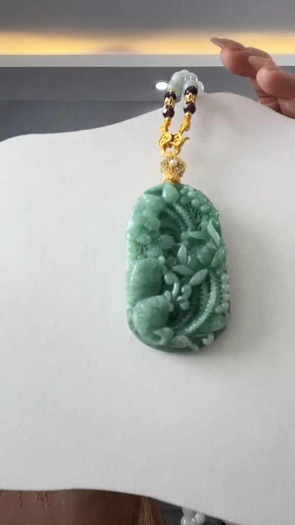 翡翠未镶嵌颈饰荷花鱼