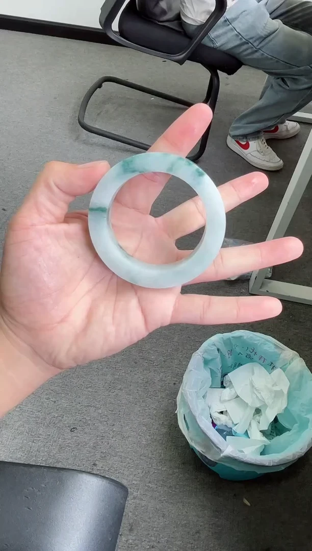 未镶嵌手镯定制翡翠玉**。手镯