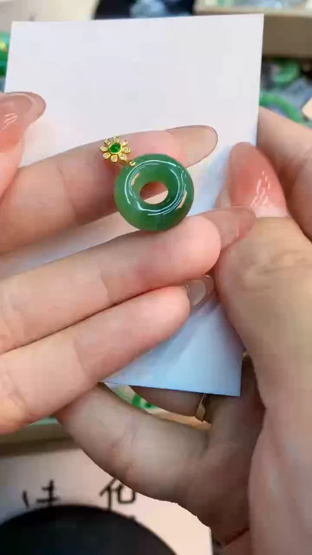 翡翠未镶嵌颈饰           1