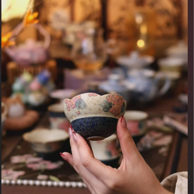 焦糖釉青花手绘绣球花葫芦花口杯