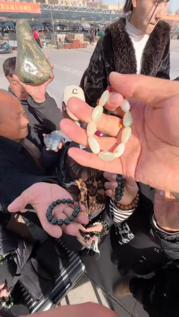 未镶嵌和田玉（糖玉）挂件和田玉