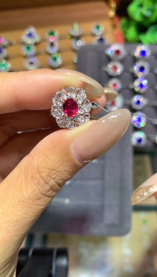 18K金镶嵌戒指红宝石0.83ct