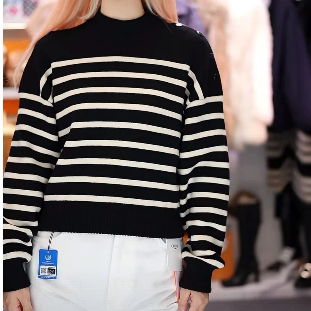 未使用 Celine/思琳 黑白条纹肩膀钮扣毛衣