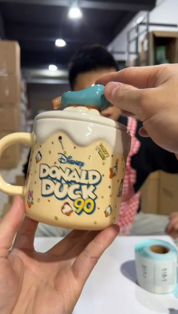 【闪购商品】杯原盒90周年唐老鸭带盖杯