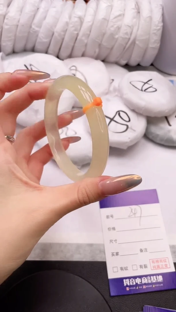 【闪购商品】石英质玉手镯未镶嵌18L247-62