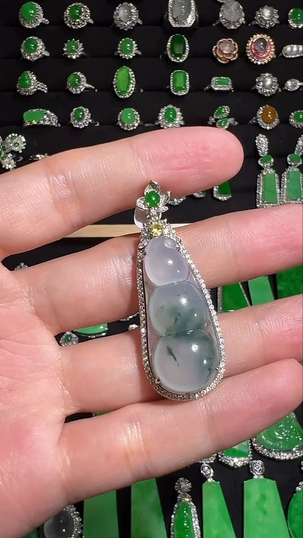 18K金镶嵌挂件翡翠吊坠