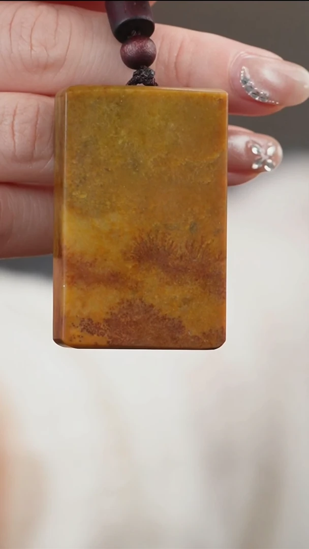 吊坠(赠链)未镶嵌岫岩河磨玉（透闪石质玉）无事牌全皮