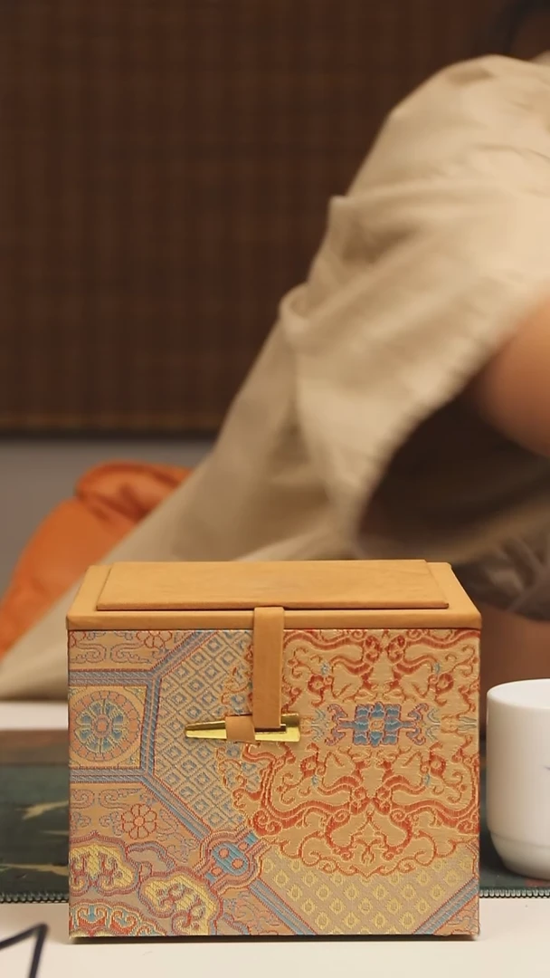 景德镇高温瓷青花缠枝莲压手杯