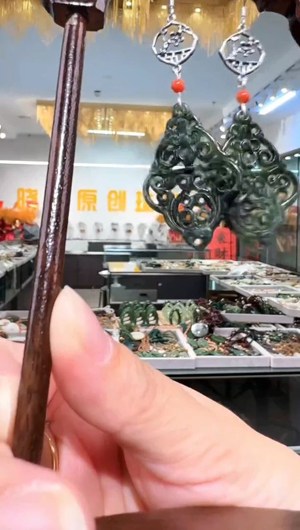 合金岫玉耳钉耳饰一对