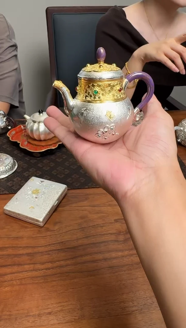 -一***?呆坐 手敲鎏金掐丝嵌宝霓裳蝶梦壶
