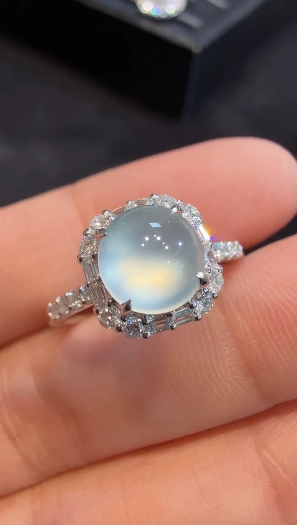 翡翠戒指18K金镶嵌玻璃种极光白蛋面戒指