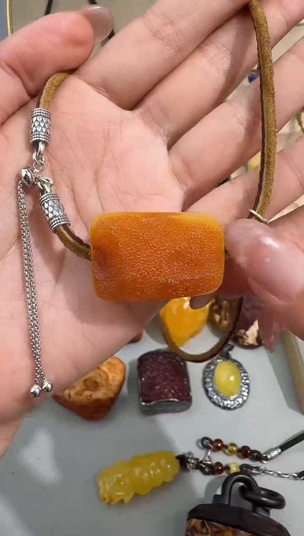 未镶嵌琥珀裸石快**玉琥珀