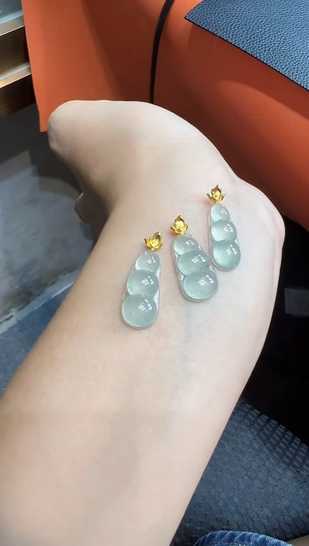 翡翠18K金镶嵌吊坠(不含链)福豆