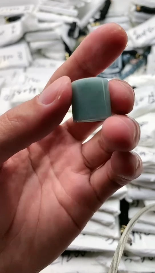 翡翠未镶嵌颈饰路路通