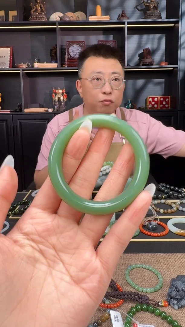 和田玉未镶嵌颈饰粉青手镯