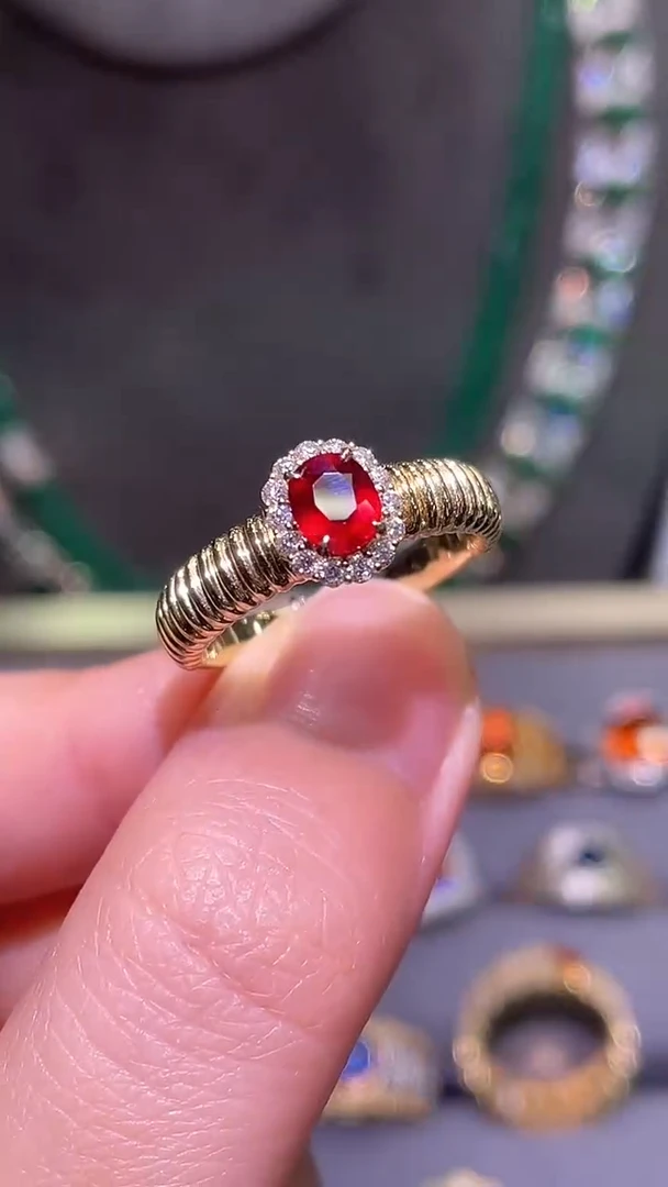 红宝石戒指18K金镶嵌莫桑比克  无烧鸽血红0.78ct