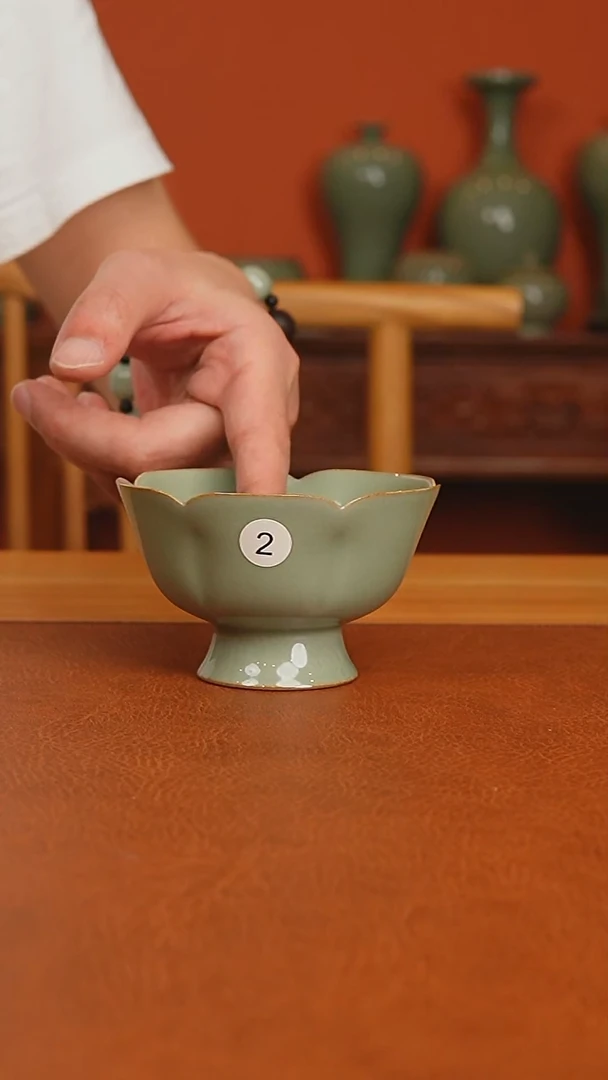 越窑秘色瓷唐小高足葵口盏二级品