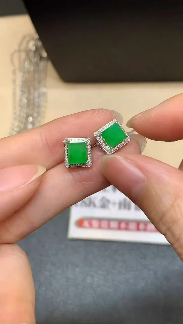 18K金镶嵌翡翠耳饰【无鉴赏期】无事牌【无服务费