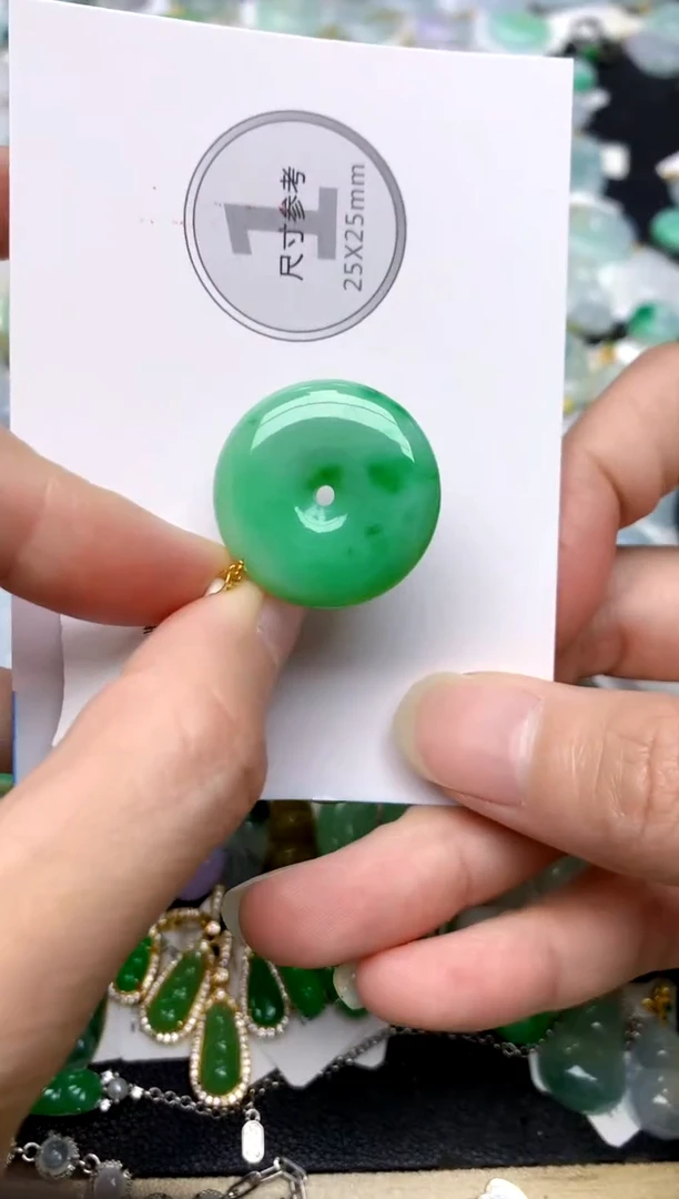 颈饰18K金镶嵌翡翠天然A货翡翠