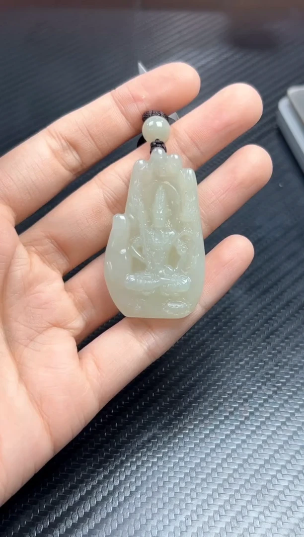 吊坠(赠链)未镶嵌和田玉（糖玉）且末微色差近矿