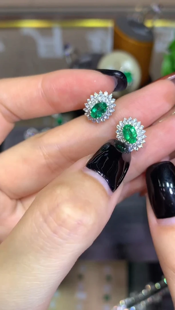 18K金镶嵌耳钉祖母绿0.87CT