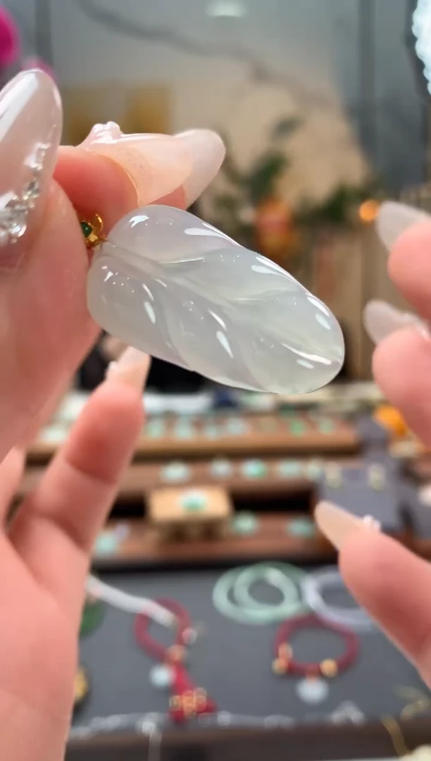 【闪购商品】翡翠吊坠(不含链)18K金镶嵌叶子