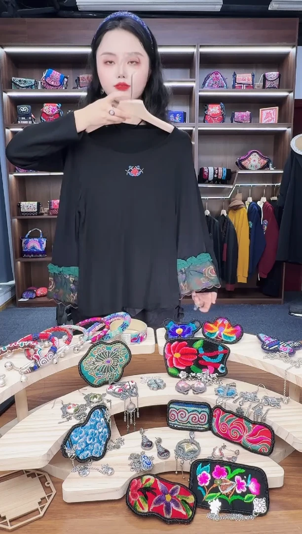 织绣20蒙阿苏苗绣传承店