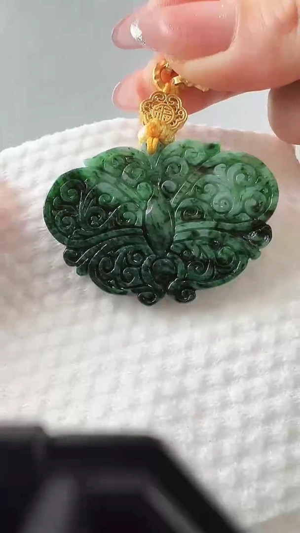 颈饰未镶嵌翡翠蝴蝶