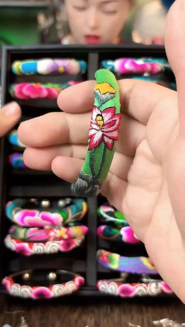 织绣彩云南阁非遗老绣饰品186