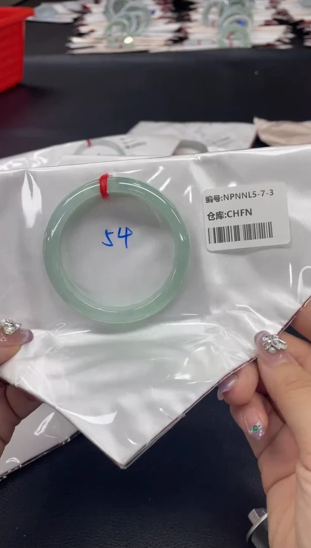 翡翠手镯未镶嵌翡翠手镯