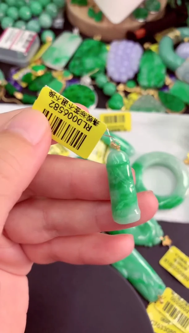 颈饰18K金镶嵌翡翠挂件