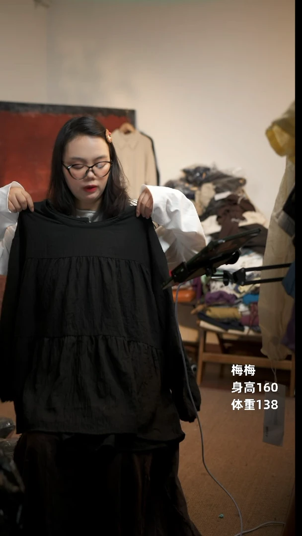 常规黑色蛋糕小衫上衣