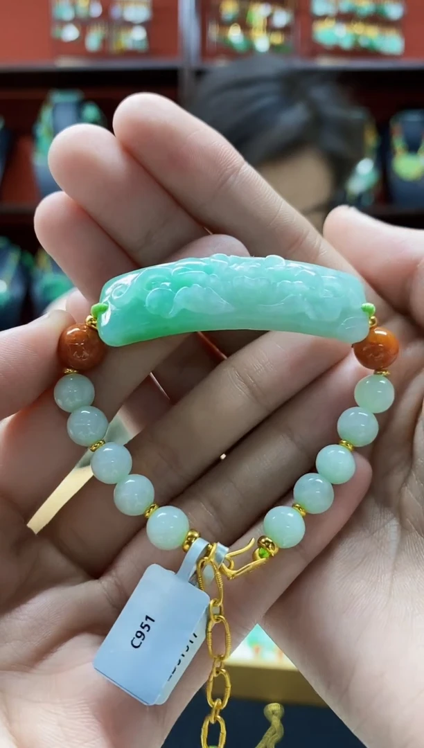 颈饰未镶嵌翡翠清****?翡翠手牌