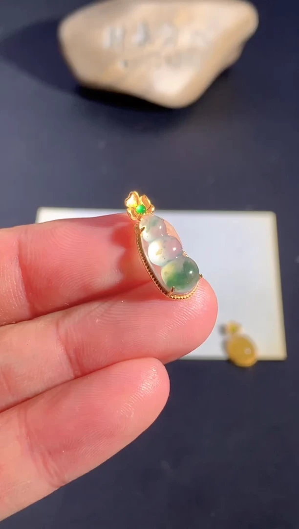 颈饰18K金镶嵌翡翠欣****理