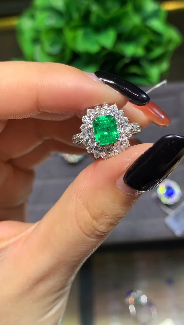 18K金镶嵌戒指祖母绿用****3主石1.35CT  分单