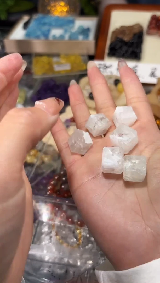 【闪购商品】水晶手串未镶嵌F16白雪花方糖一个卡约14+