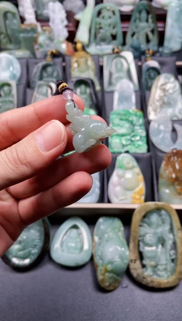 颈饰未镶嵌翡翠6  天然翡翠a货  梅花鹿