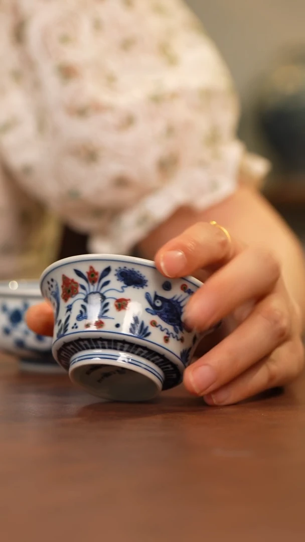 杯和然釉里红鱼藻马蹄杯