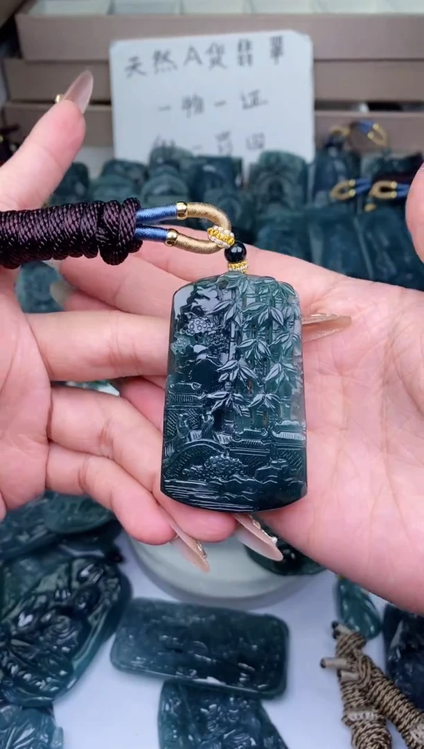 颈饰未镶嵌翡翠