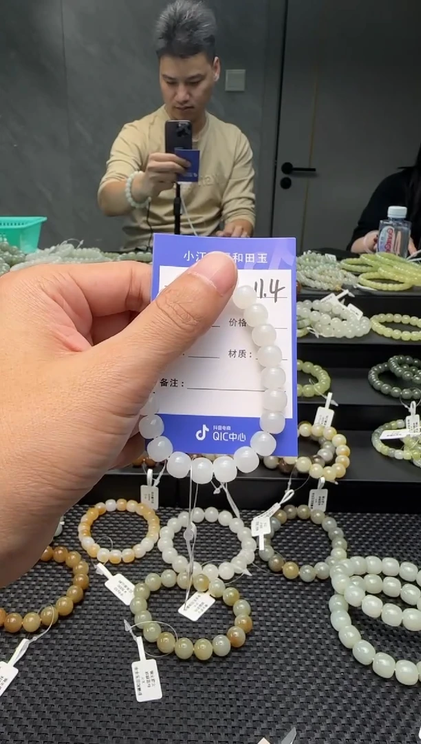 未镶嵌手串和田玉黑山料手串卡8老型 多样性发其一